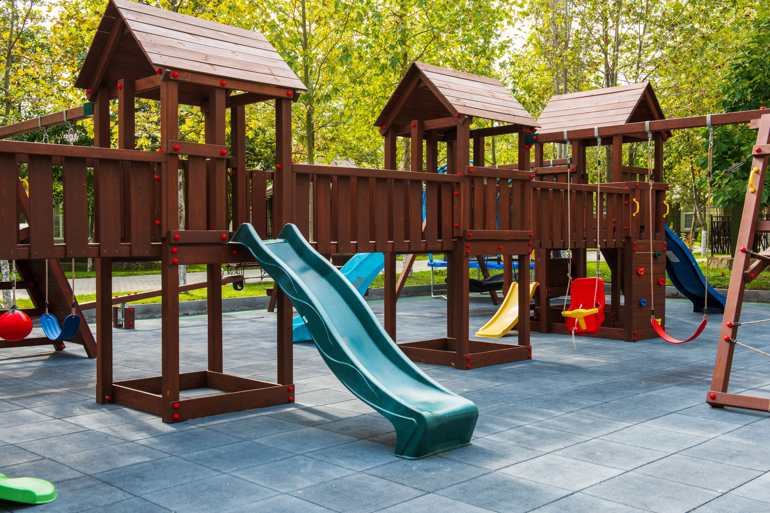Spielplatz im Garten sicher gestalten: Fallschutzmatten richtig einsetzen